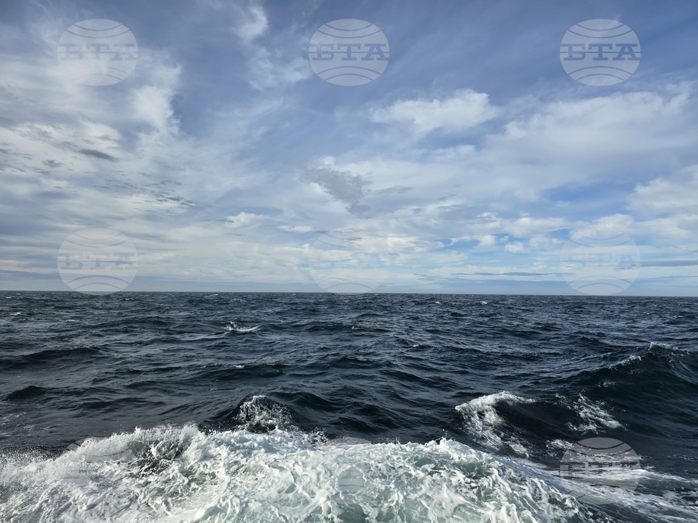 Научноизследователският кораб „Св. св. Кирил и Методий" е на траверс на Магелановия проток