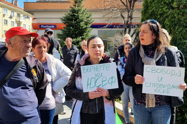 Пациенти и колеги на кинезитерапевта Юсеф Алтабиб се събраха в Сливен на мирен протест срещу експулсирането му в Либия