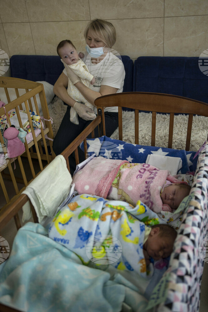 Родени в Украйна от сурогатни майки бебета оцеляват в киевско мазе