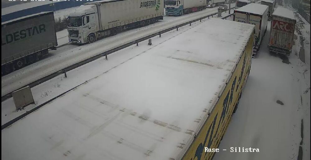 Областна администрация Русе: Пътят Русе – Бяла е временно затворен за камиони над 10 тона, снеговалежът се очаква да продължи през целия ден