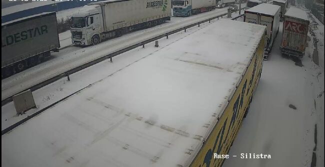 Областна администрация Русе: Пътят Русе – Бяла е временно затворен за камиони над 10 тона, снеговалежът се очаква да продължи през целия ден
