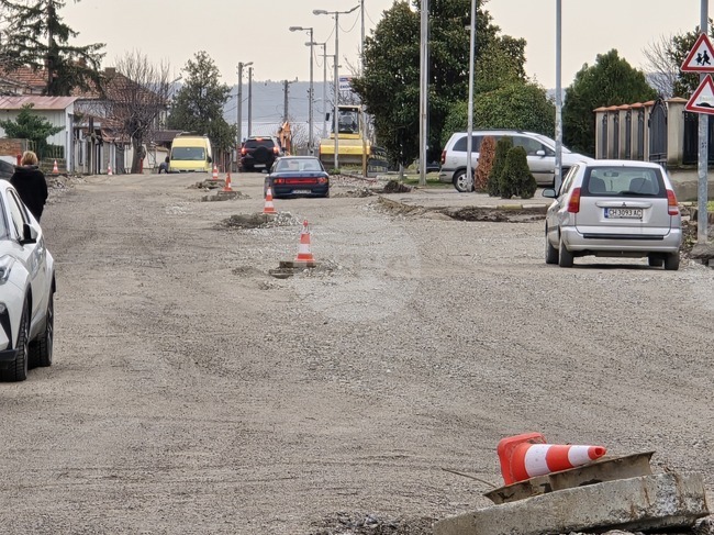 Работата по обновяването на уличната мрежа в квартал „Речица“ в Сливен продължава