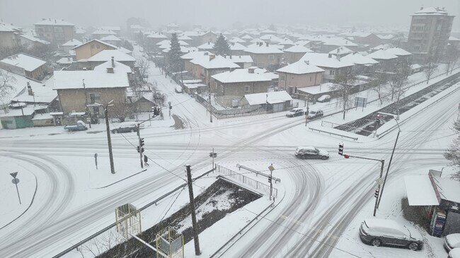 Умерен е снеговалежът, пътищата са проходими