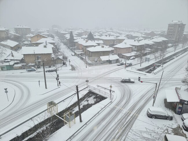 Умерен е снеговалежът в област Монтана, пътищата са проходими