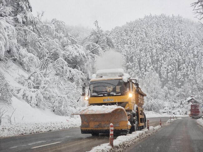 Заради катастрофа между джип и снегорин е затруднено движението по пътя София - Варна в района на село Балван