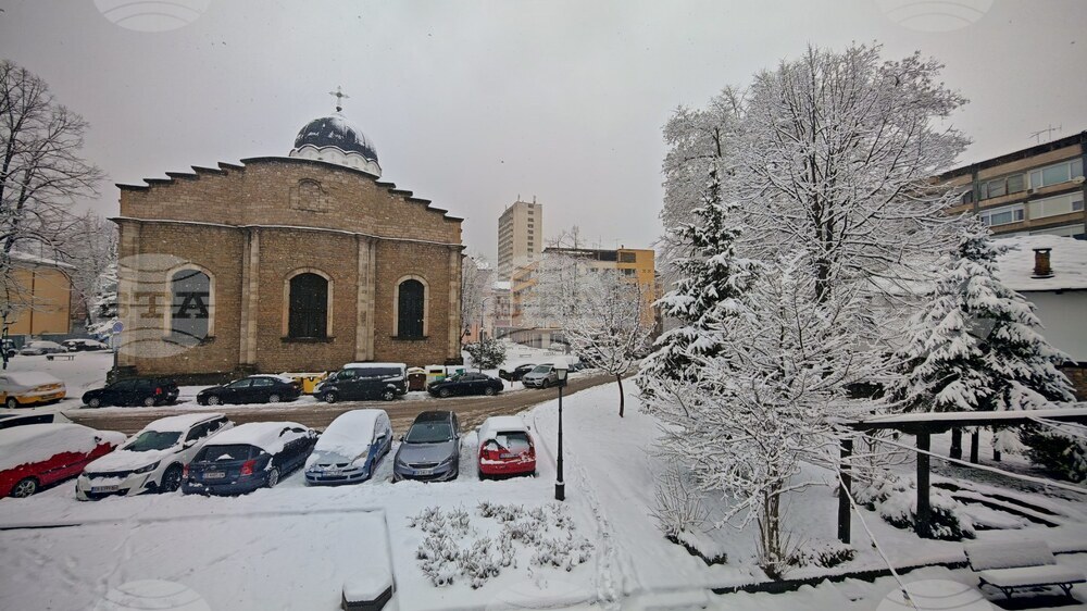 Проходът Шипка от север е заснежен, почиства се и се опесъчава, 21 машини на Областно пътно управление – Габрово работят на терен