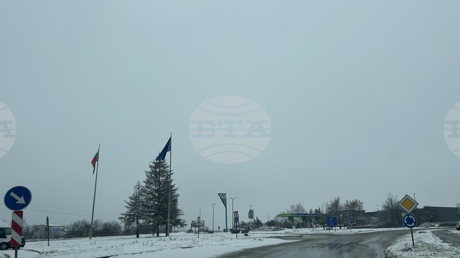 Слаб сняг вали над цялата Търговищка област, 31 машини обработват настилките