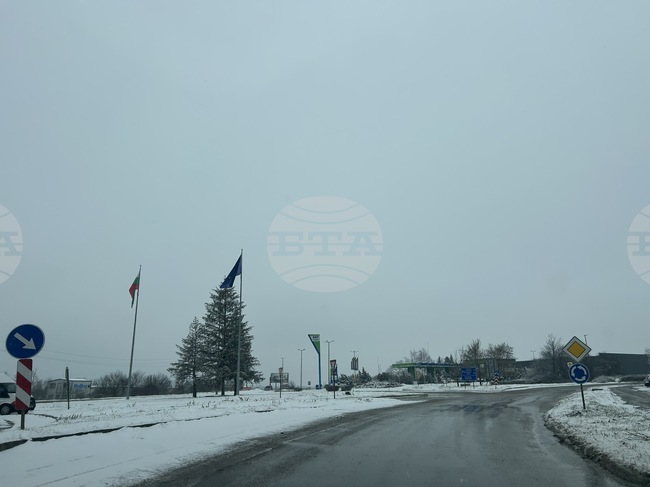 Слаб сняг вали над цялата Търговищка област, 31 машини обработват настилките