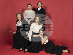 В Народния театар играят „О, ти, която и да си…“ за 50-и път, снимка –  Народен театар / Елена Спасова