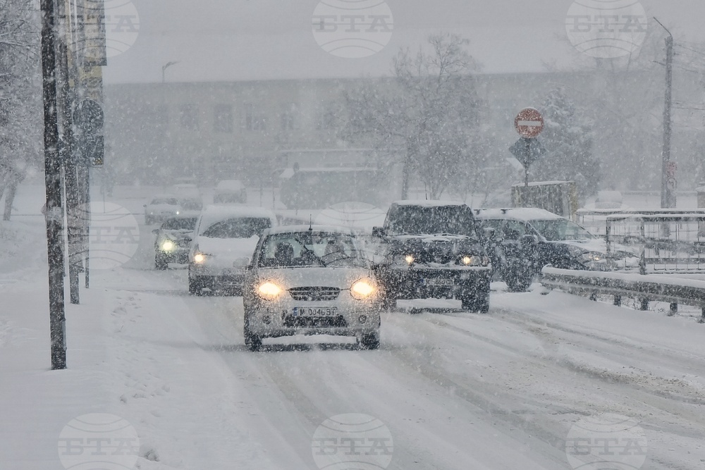 Заради обилен снеговалеж временно е затворен главен път Е-79 в два участъка около Монтана