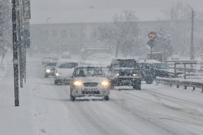 Заради обилен снеговалеж временно е затворен главен път Е-79 в два участъка около Монтана