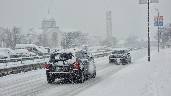 Пътят Е-79 край Монтана продължава да е затворен, останалите пътища в региона са проходими при зимни условия