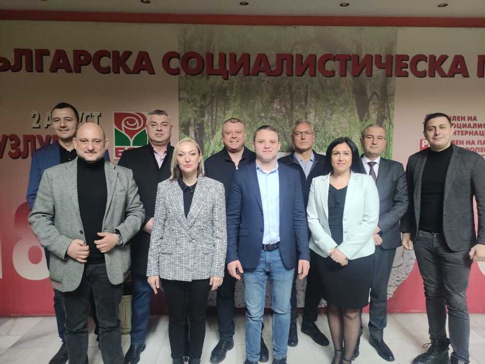 Националният съвет на БСП избра част от водачите си за предстоящите избори