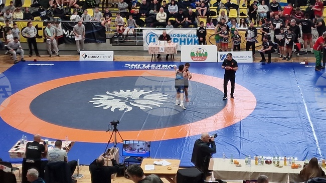 Над 190 деца от 22 клуба по борба от страната и чужбина са в Перник, за да участват в международния турнир „Николай Георгиев-Кимбата“