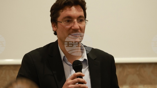 Българското общество живее в чувство на безалтернативност, убедено, че не може да бъде по друг начин, смята председателят на БСП Крум Зарков