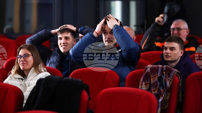 С аплодисменти, възгласи и ръкопляскане при всеки точен изстрел троянци проследиха на живо масовия старт при жените на 12.5 километра