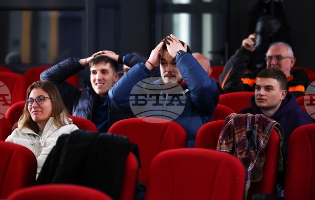 С аплодисменти, възгласи и ръкопляскане при всеки точен изстрел троянци проследиха на живо масовия старт при жените на 12.5 километра