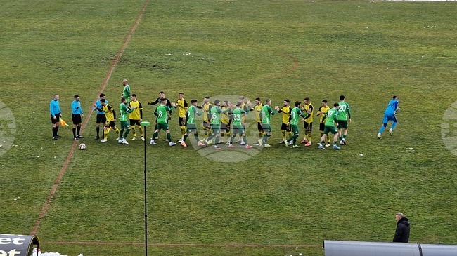Липсваха двамата централни защитници, а в този мач и на тежък терен щяха да бъдат от полза, каза играчът на Миньор Перник Валентин Петров