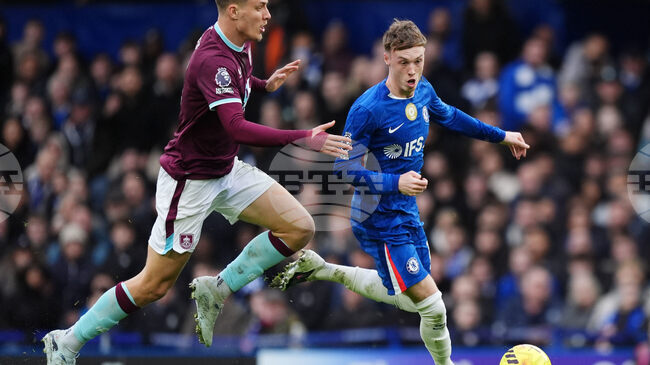 Челси изпусна победата срещу Бърнли в края, Илия Груев записа цял мач за Лийдс при равенство срещу Астън Вила