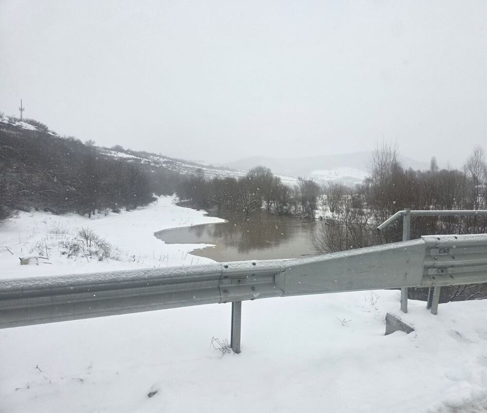 Опасност от преливане на река Черни Лом край три Русенски села. Пътят Русе – Бяла е затворен за камиони, контролирано изпускат рибарници в съседната Разградска област