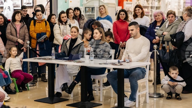 Олимпийската вицешампионка по художествена гимнастика Боряна Калейн и вицепрезидентът на БФХГ Невяна Владинова се срещнаха с фенове в Плевен