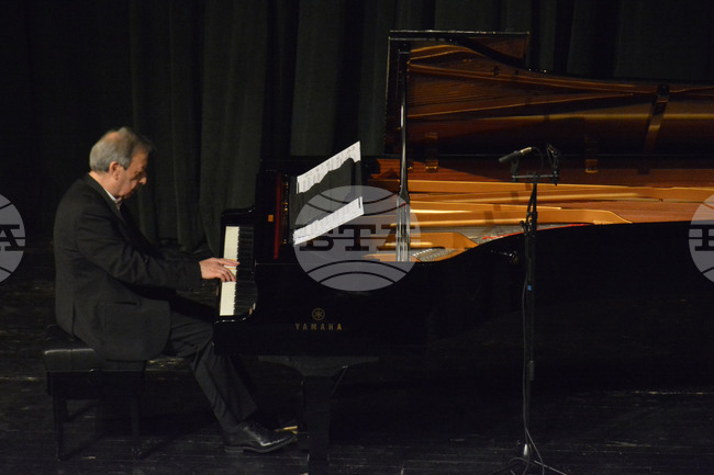 Пианистът Александър Хинчев представя "Виенска класика" на "Мартенски музикални дни" в Русе