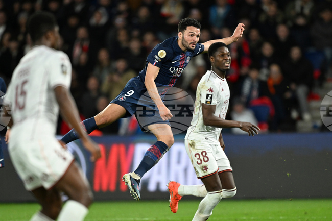 Пари Сен Жермен победи Мец и отново излезе начело във френската Лига 1