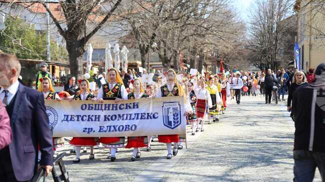 Конкурс в Елхово по повод 24 май търси снимки на любими учители