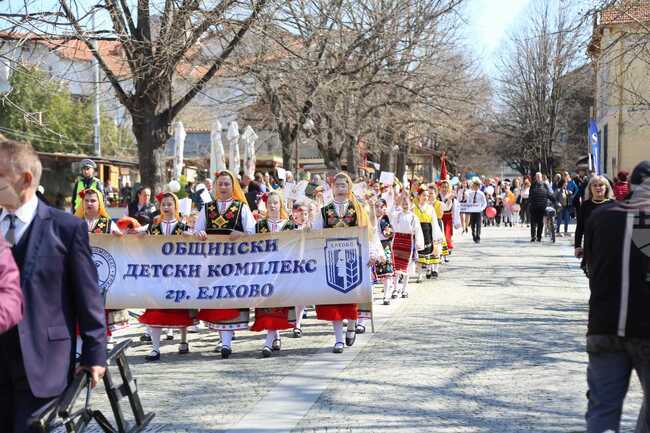 Конкурс в Елхово по повод 24 май търси снимки на любими учители