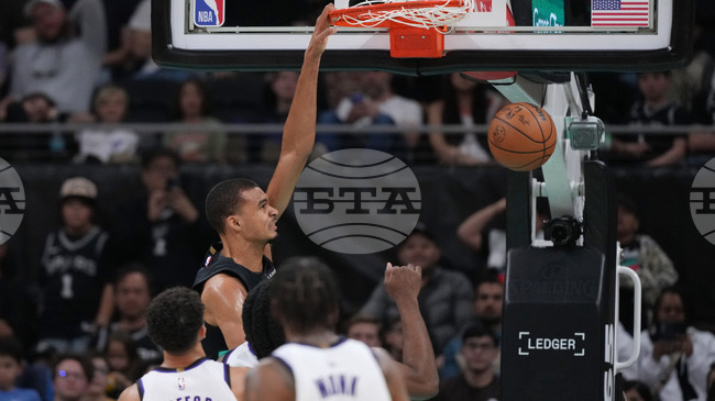 Виктор Уембаняма поведе Сан Антонио Спърс при победата срещу Сакраменто Кингс в НБА