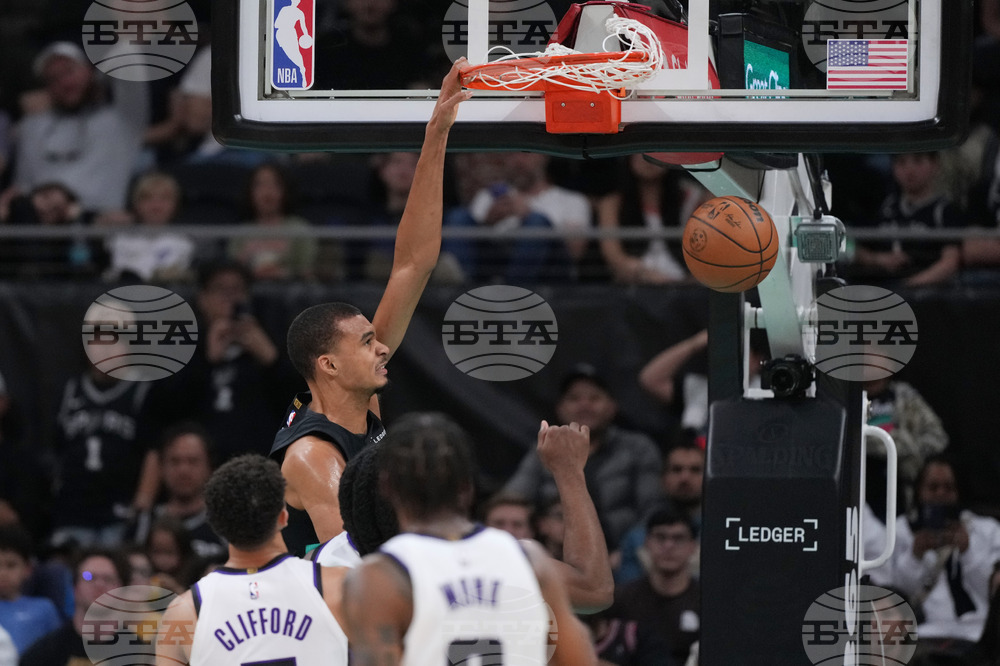 Виктор Уембаняма поведе Сан Антонио Спърс при победата срещу Сакраменто Кингс в НБА