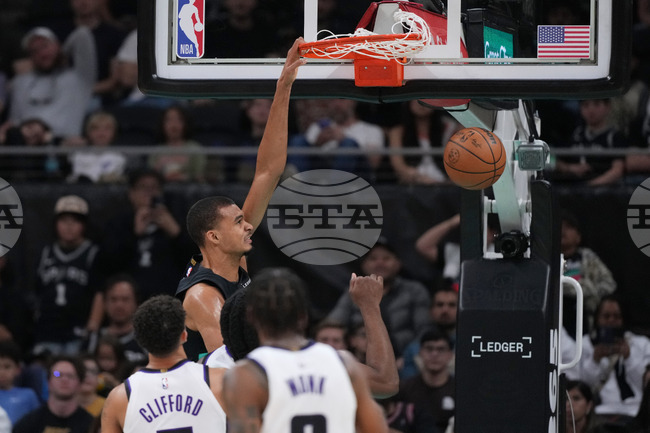 Виктор Уембаняма поведе Сан Антонио Спърс при победата срещу Сакраменто Кингс в НБА