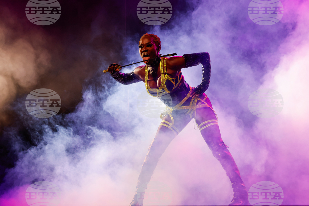 AHF’s ‘Ohh Mamma!’ Burlesque Blows into Chicago with Safer Sex Messaging