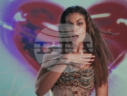 Българска певица представя песен, написана за по-малко от 12 часа по време на творчески лагер, визия – екип