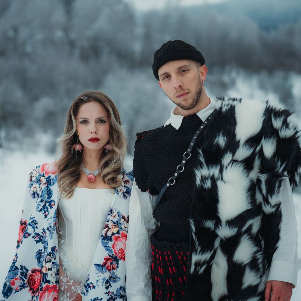 Женски фолклорен хор и кавал звучат в новата песен на Роби