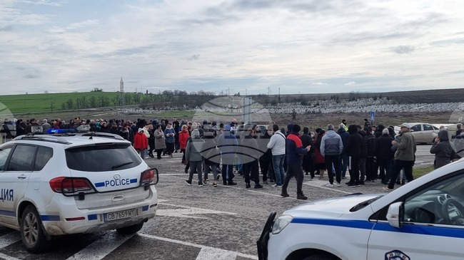 Жители на Елхово са спрели движението по международен път I-7, водещ до граничния пункт "Лесово", като преминават многократно по пешеходна пътека