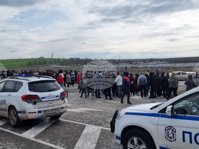 Жители на Елхово са спрели движението по международен път I-7, водещ до граничния пункт "Лесово", като преминават многократно по пешеходна пътека