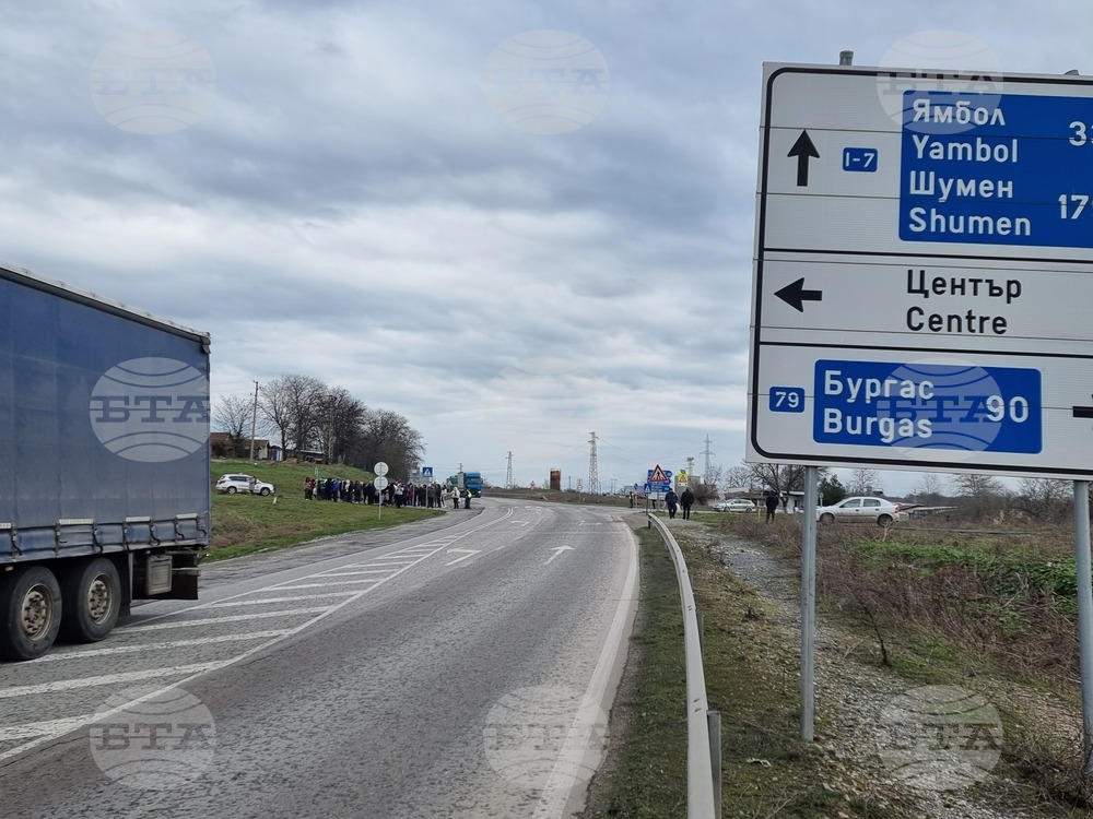 Възстановено е движението по международен път I-7, което беше блокирано за около половин час от жители на Елхово