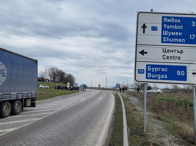 Възстановено е движението по международен път I-7, което беше блокирано за около половин час от жители на Елхово