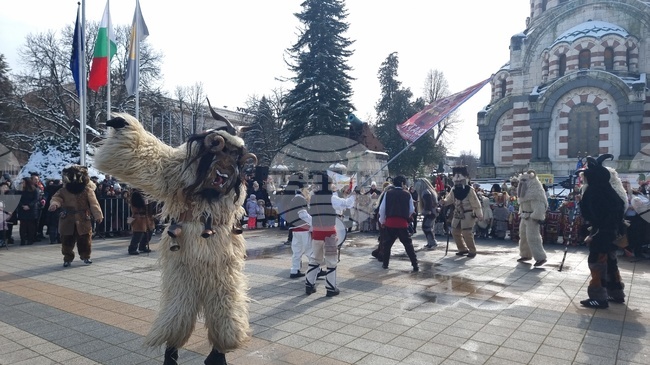 Кукерски хлопки и чанове огласиха центъра на Плевен на Сирни заговезни