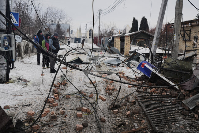 Най-малко трима загинали при масирана руска атака в Киевска област; петима души са ранени, съобщиха властите