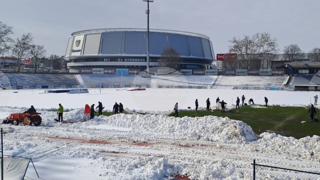 Старши треньор на Дунав Георги Чиликов призова феновете за помощ в разчистването на Градския стадион в Русе от снега