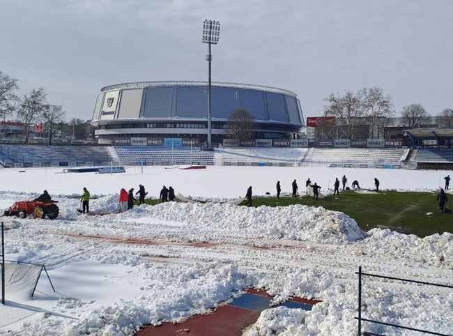 Старши треньорът на Дунав Георги Чиликов призова феновете за помощ в разчистването на Градския стадион в Русе от снега