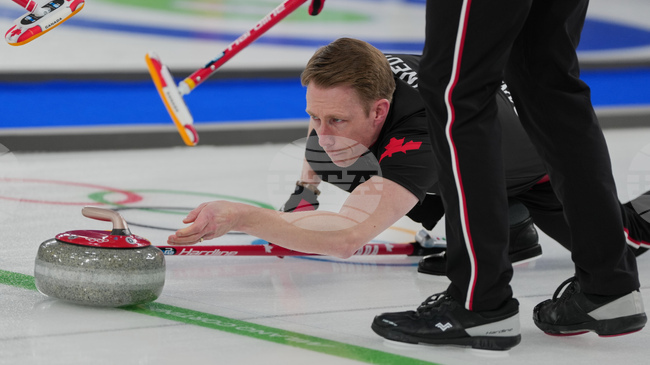 "Скандалът в кърлинга е като крачките в баскетбола", заявиха от щаба на Канада след спечелената олимпийска титла при мъжете