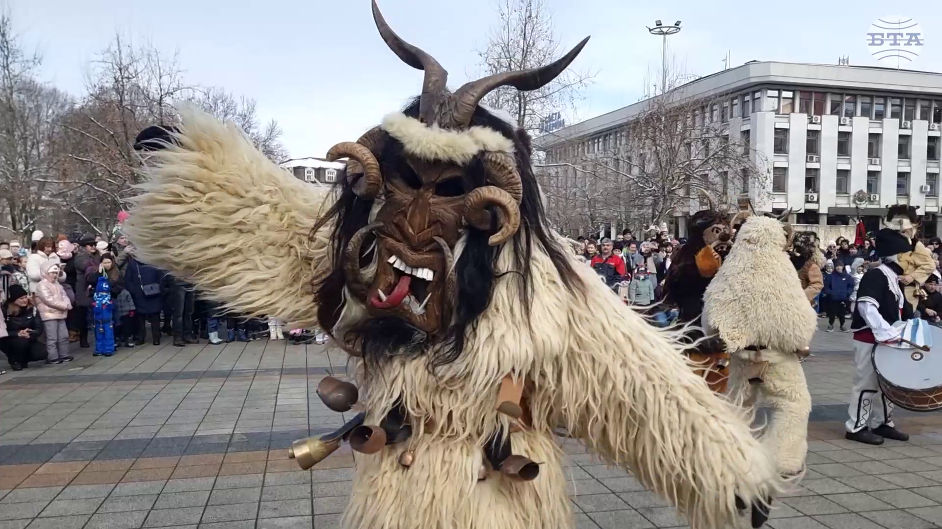 Кукерски хлопки и чанове огласиха центъра на Плевен на Сирни заговезни