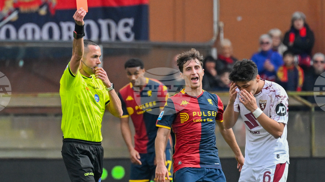 Дженоа вкара три гола на останалия с десет души на терена тим на Торино 