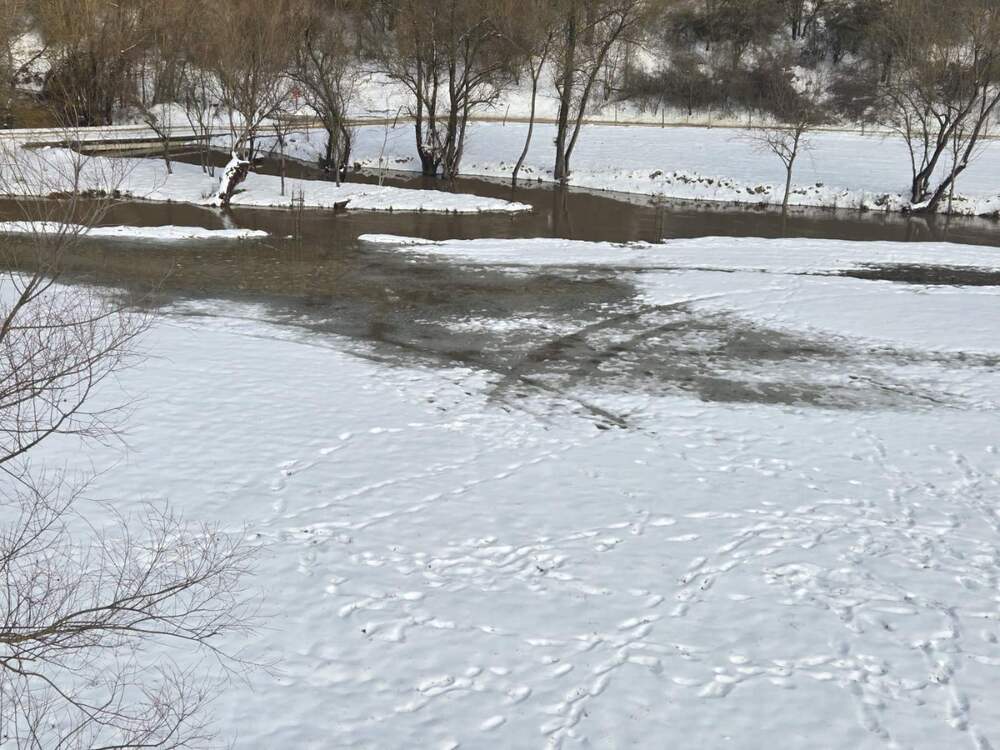 Областна администрация Русе: С близо метър се е покачило нивото на река Русенски Лом за 24 часа край село Красен, Бели Лом край Нисово е на около 10 см. от точката на преливане. Няма опасност за населението