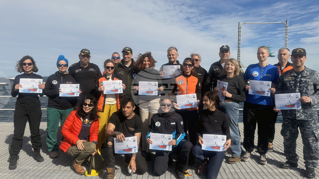 Командирът на НИК 421 връчи сертификати за преодоляване на изпитанието на протока Дрейк на участници в антарктическата експедиция