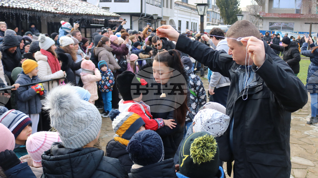 С кукерски игри, хамкане, хвърляне на огнени стрели и прескачане на огън в Добрич отбелязаха Сирни заговезни