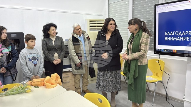 С откриване на СТЕМ кабинет казанлъшката Художествена гимназия отбеляза своя празник и 127-ата годишнина от рождението на Дечко Узунов